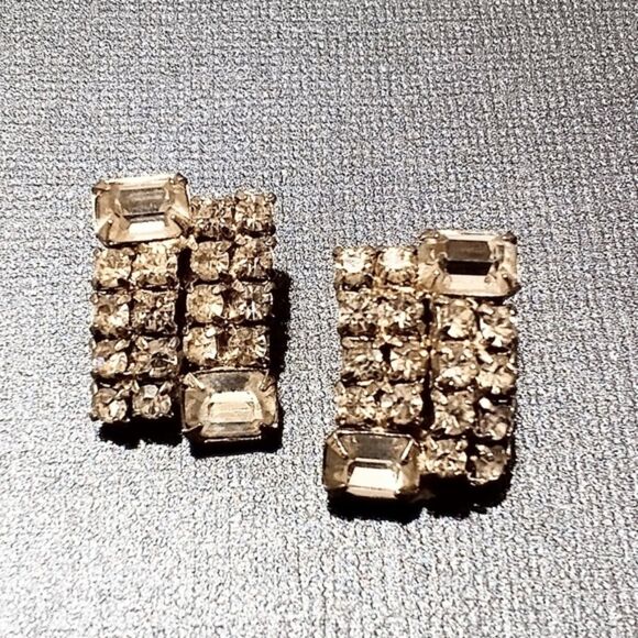 Vintage Mid Century Prong Set Clear Rhinestone Clip Earrings - Picture 4 of 6